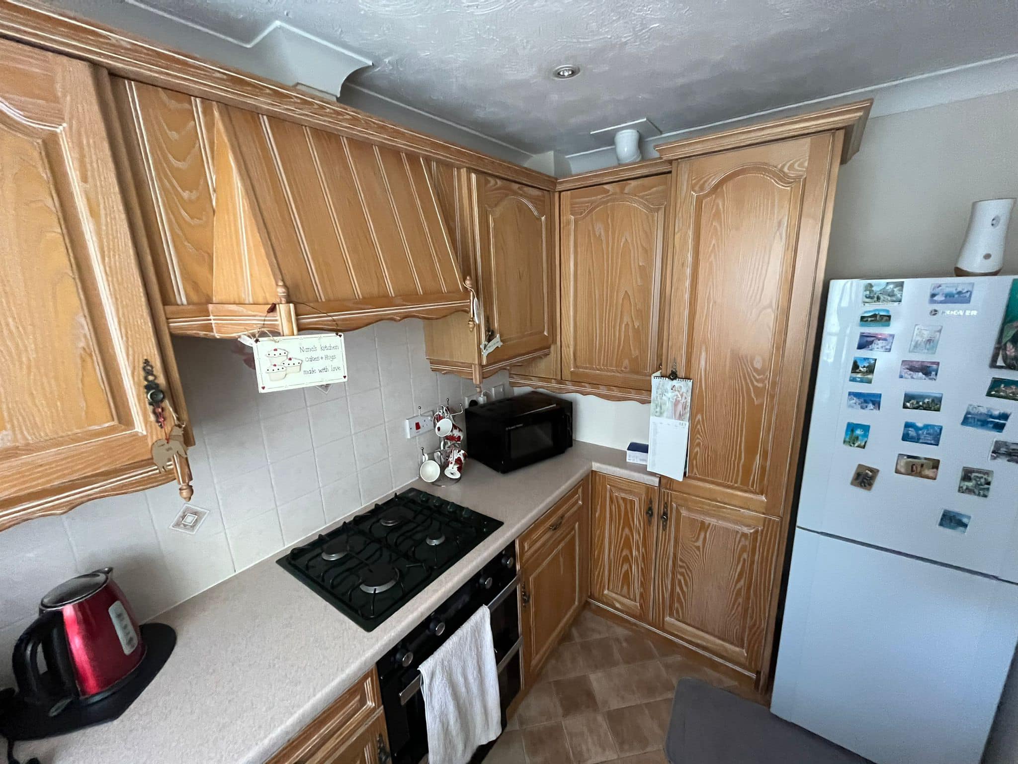 https://dreamkitchenrespray.co.uk/wp-content/uploads/2022/11/wood-kitchen-before-white-paint-respray.jpg